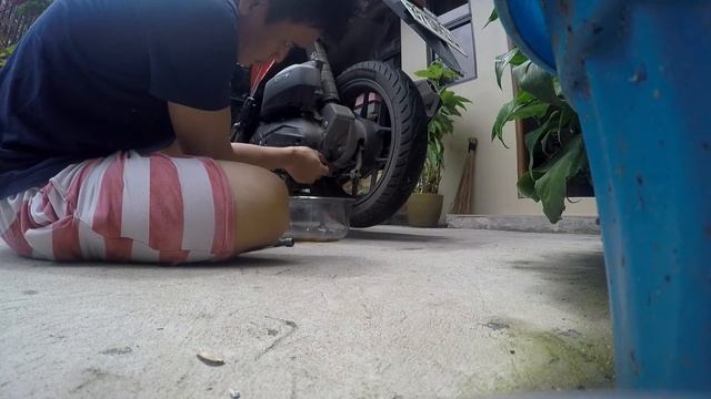 Honda Click 125i - Change gear oil (Motul) смотреть онлайн
