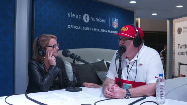 Eric Stonestreet Gets Super Emotional Over the Super Bowl and Modern Family Ending смотреть онлайн