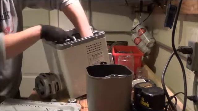 Whats inside a bread maker? Scrap value for copper and aluminum and stainless steel! смотреть онлайн