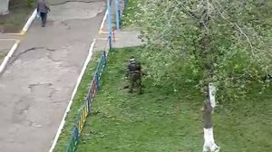 мужик косит траву триммером