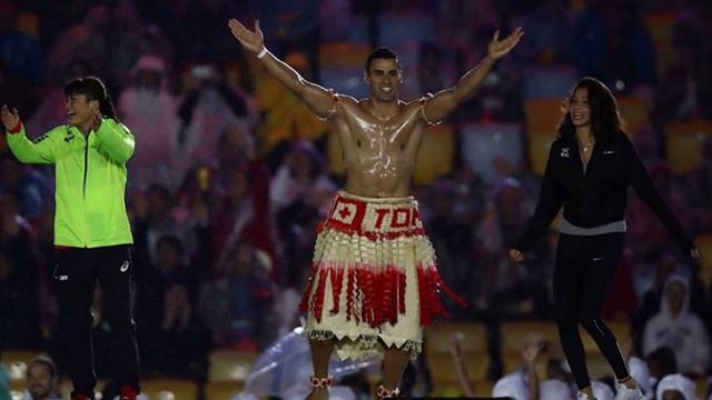 Pita Taufatofua of Tonga jumps on stage during the Closing Ceremony of Rio 2016 смотреть онлайн