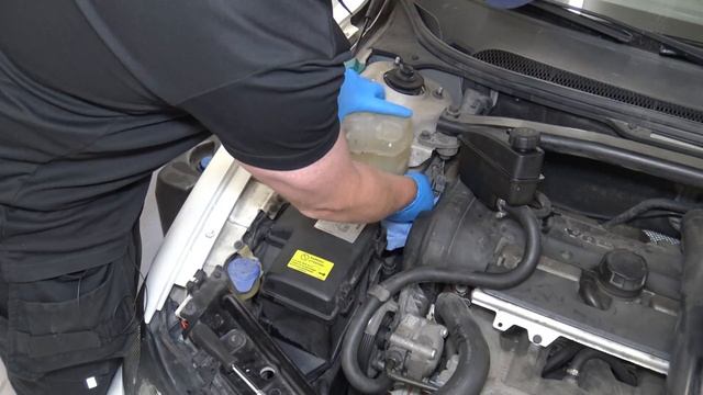 Byter kylarvätskebehållare på Volvo V70 T5 2003, samma på S60. смотреть онлайн