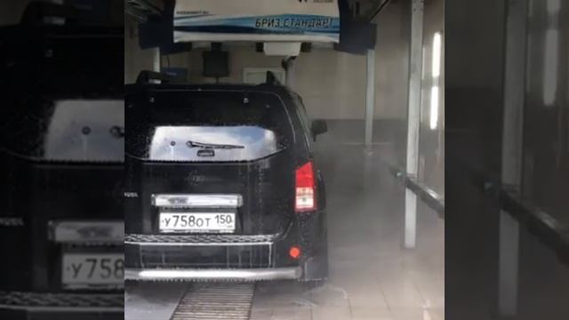 Робот моет черный джип. Полный цикл 5ти минутной мойки. Робототехника Вашербот Бриз Стандарт. смотреть онлайн