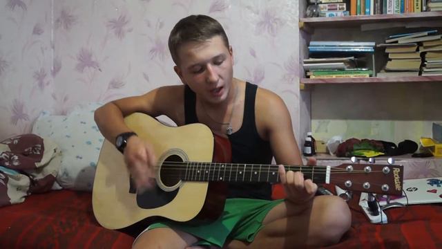 Парень очень классно поет на гитаре 