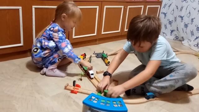 Настя и Илюша играют в железную дорогу. смотреть онлайн