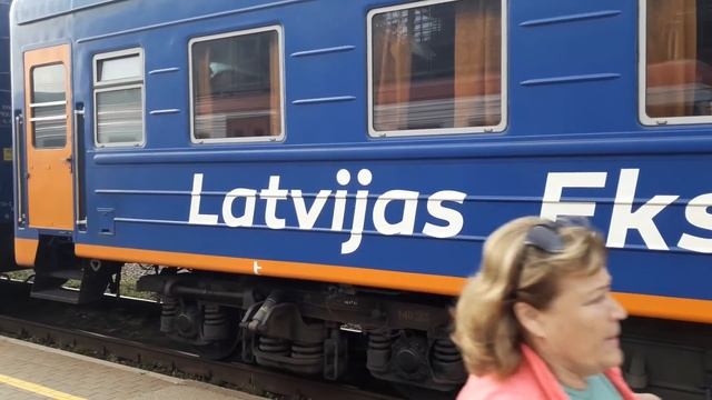 Поезда из Москвы (LDz) и Киева (УЗ) прибывают одновременно. Ст. Рига-пасс. Лето 2019. смотреть онлайн