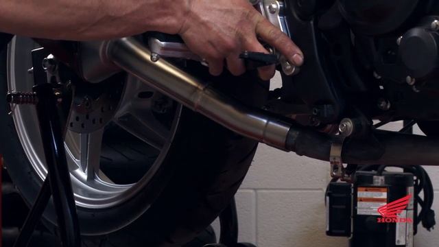 CBR250R Race Kit Installation: Installing the Akrapovic Exhaust смотреть онлайн