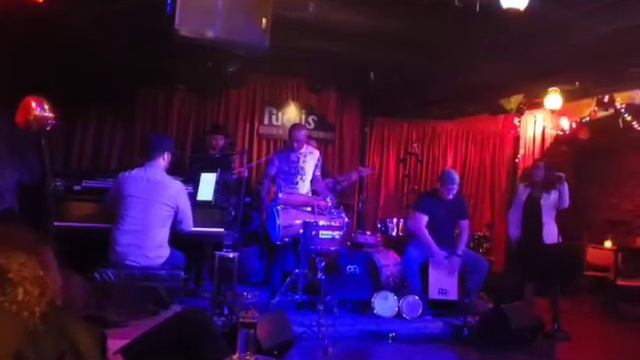 Melvin Macias solo on Esperanza смотреть онлайн