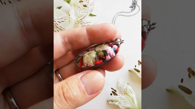 Овальный кулон с букетом (гипсофила, гениста, жемчужница, буксус) смотреть онлайн