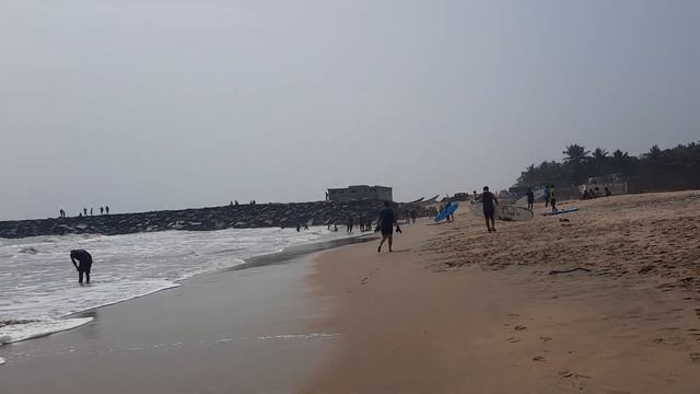 На Индийском океане гуляет ветер и светит солнце. Загорать можно, но лучше думать о вечности смотреть онлайн