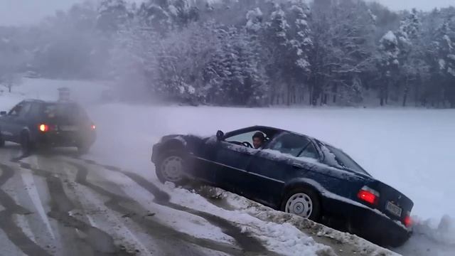 Audi 80 QUATTRO helps BMW смотреть онлайн