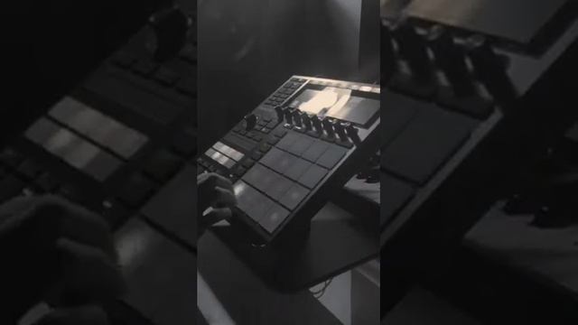 Sampling Jani Ho’s saxophone on Maschine+ смотреть онлайн