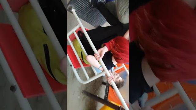 Девочка стонет, зовёт маму и просит о помощи смотреть онлайн