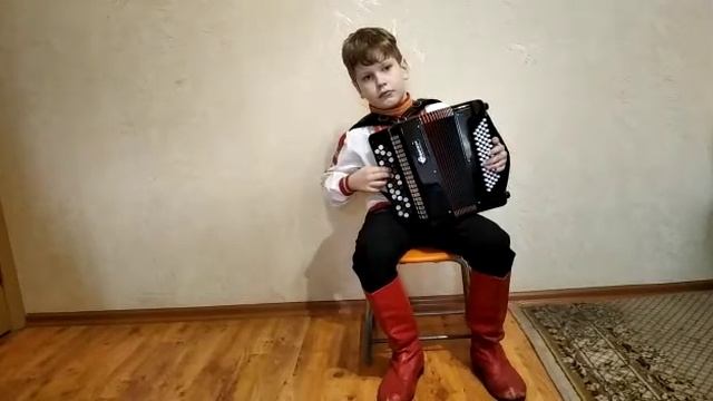 Мальчик играет на баяне: Отговорила роща золотая. смотреть онлайн