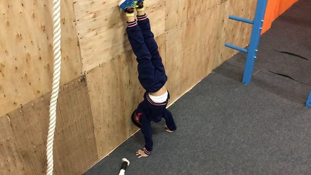 Отжимания в стойке на руках 30 раз за 1 минуту в 9 лет (Богдан Портнов) смотреть онлайн