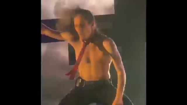 Damiano (Måneskin) I wanna be your slave смотреть онлайн