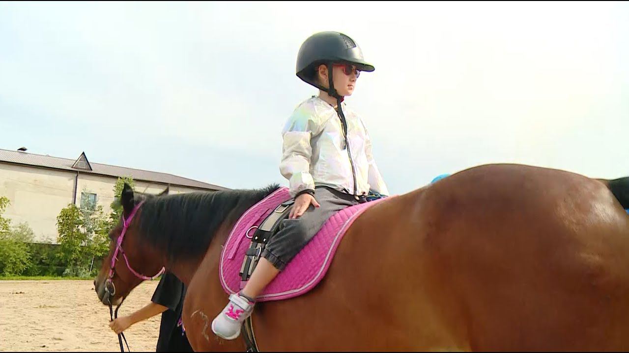 Компания "Газпром переработка Благовещенск" помогла девочке с ДЦП пройти курс иппо- и кинезиотерапии смотреть онлайн