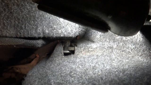 Разборка Volkswagen Bora и Golf 4 Как снять задние сидения ? смотреть онлайн