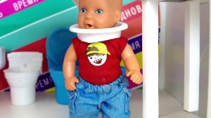 ПУГАЛ ДЕТЕЙ В ШКОЛЬНОМ ТУАЛЕТЕ СКИБИДИ?? Катя и Макс веселая семейка! Смешные куклы Барби ДАРИНЕЛК