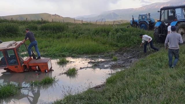 Трактор тест драйв в Болотной воде | Оффроуд на Тракторах 2020 смотреть онлайн