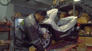 Замена передних тормозных колодок на скутере VMC PCX с тормозной системой Combi break (Комби-брейк)