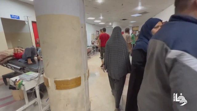 نقل المزيد من ضحايا الغارات الإسرائيلية إلى المستشفى الإندونيسي في بيت لاهيا شمال قطاع غزة смотреть онлайн
