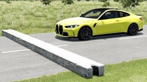 Авто против бетонного выступа