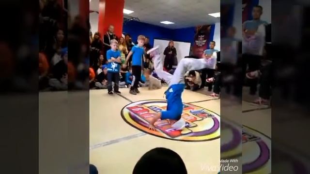 девочка танцует брейк данс смотреть онлайн