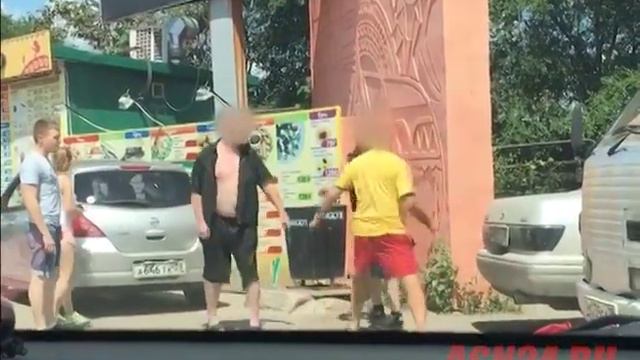 На благовещенском рынке двое мужчин попытались избить невежливого торговца смотреть онлайн
