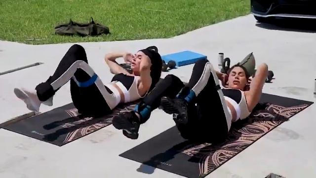 QUARANTINE TWIN WORKOUT! смотреть онлайн