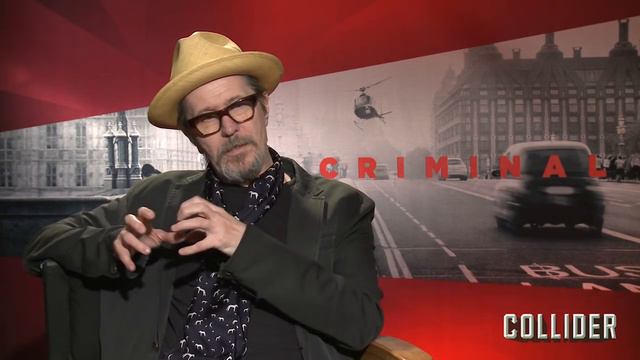 Gary Oldman on ‘Criminal’, What he Collects and Why He Doesn’t do Karaoke смотреть онлайн