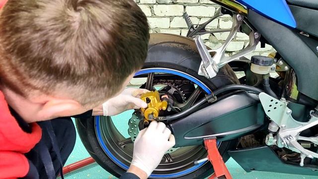 Замена тормозных колодок, замена и прокачка тормозной жидкости на KAWASAKI ZX-6R смотреть онлайн