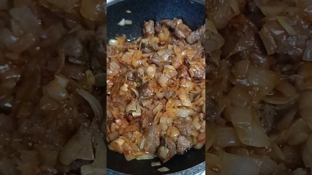 Гуляш из говядины с луком !Вкуснейшее нежнейшее мясо!