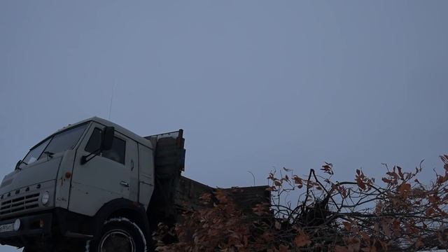 ДНЁМ ВОЖУ КУСТЫ , ВЕЧЕРОМ В ПАРК С СЫНОМ смотреть онлайн