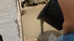 Залили в туалете наливной пол и сидим трясемся, чтоб к соседям не утекло