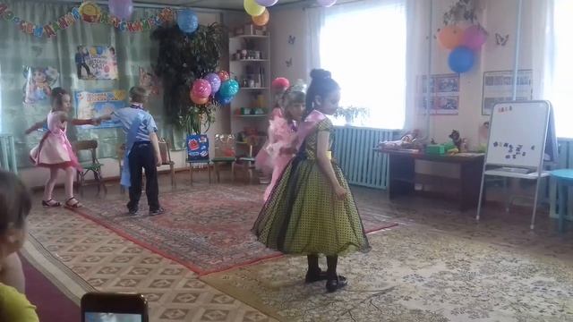 Выпускной моей сестры в детском саду танцует вальс смотреть онлайн