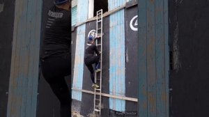 подъем по штурмовой лестнице в окно третьего этажа учебной башни