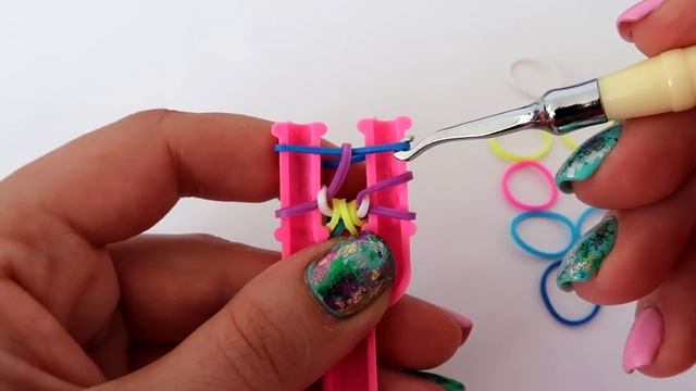 БРАСЛЕТ из резинок на рогатке БУТОН без станка | Bracelet Rainbow loom смотреть онлайн