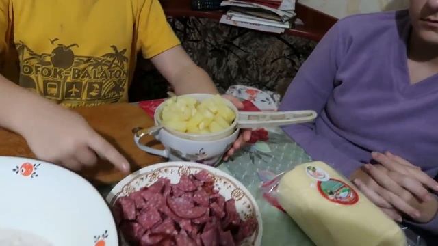 VLOG // ГОТОВИМ ОБАЛДЕННУЮ ПИЦЦУ // ЖАРИМ КОЛБАСКИ// ЧТО ВЫ ДУМАЕТЕ ОБ ЭТОМ ?// смотреть онлайн