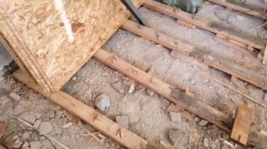 Укладка бюджетного пола в типичную советскую квартиру своими руками.