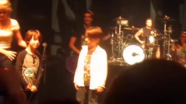 Jack Barakat with cute little kids (': (Time Bomb) Dallas, Texas Future Hearts Tour смотреть онлайн
