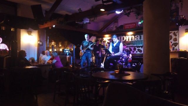 Upman Electric Blues Band - Brothers In Arms (Dire Straits cover) смотреть онлайн