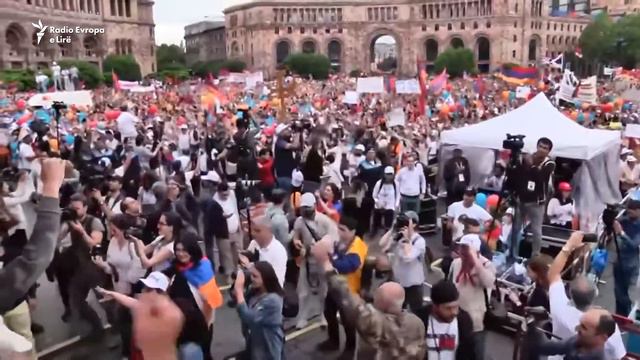 Festë në Jerevan pasi Pashinian zgjidhet kryeministër смотреть онлайн