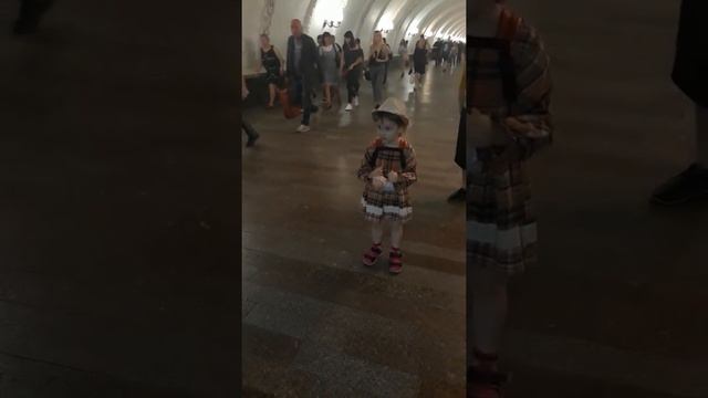 Анечка в переходе  с метро Театральная на метро Охотный ряд.Снова музыка, снова она бежит за деткам