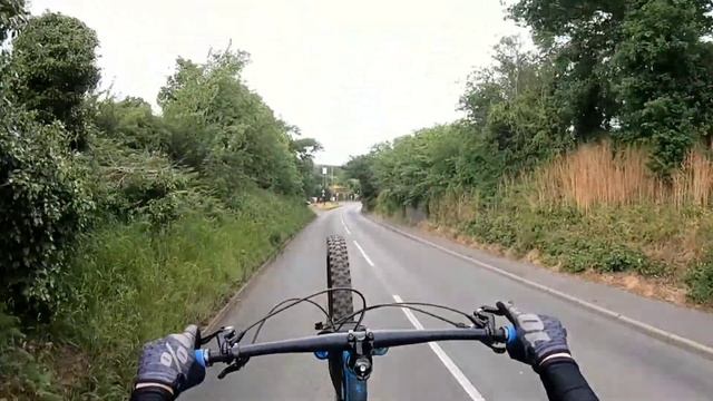 Manual Dh | RACE down the ROAD KINGSWINFORD EPIC | mtb Radon swoop смотреть онлайн