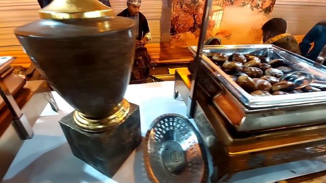 Чем кормят на вегетарианской свадьбе.Халва из кабочка, десерт из гороха. Ковры, Стены из ткани. смотреть онлайн