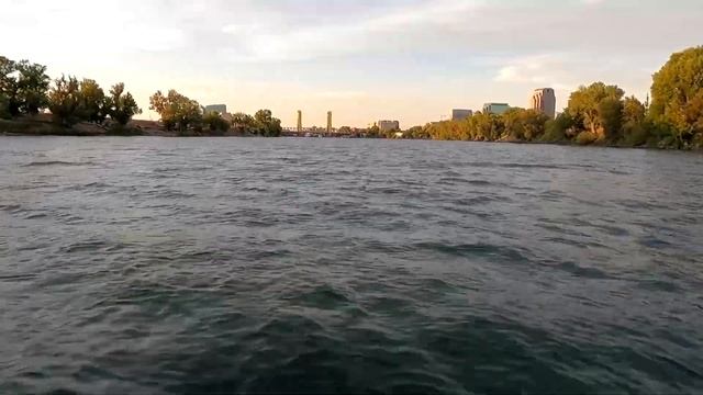 Семён чуть не снёс речной причал на лодке / Вдвоем на реке / Семейный влог США смотреть онлайн