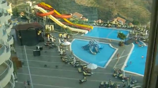 Спуск на скоростном лифте к большому бассейну GoldCity смотреть онлайн