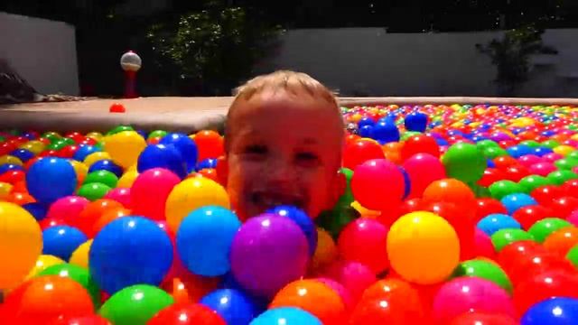 Bad Baby ПОЛНЫЙ БАССЕЙН МЯЧИКОВ! Ball Pit Show - Whole Pool Balls for Kids смотреть онлайн
