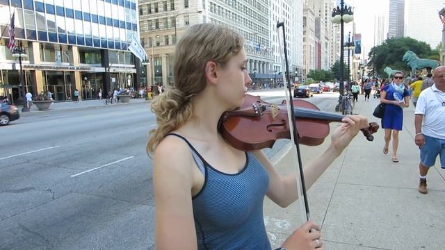 Violin Player on Michigan Avenue in Chicago смотреть онлайн